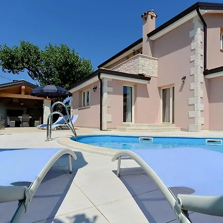 Sleeps 8 With Pool And Air Con *