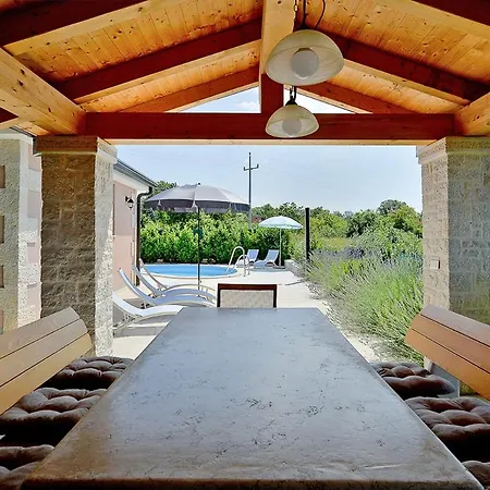 Sleeps 8 With Pool And Air Con Vila *