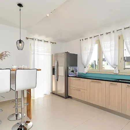 Sleeps 8 With Pool And Air Con * Vrznaveri