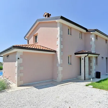 Sleeps 8 With Pool And Air Con Vrznaveri