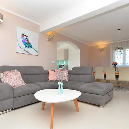 Vila Sleeps 8 With Pool And Air Con