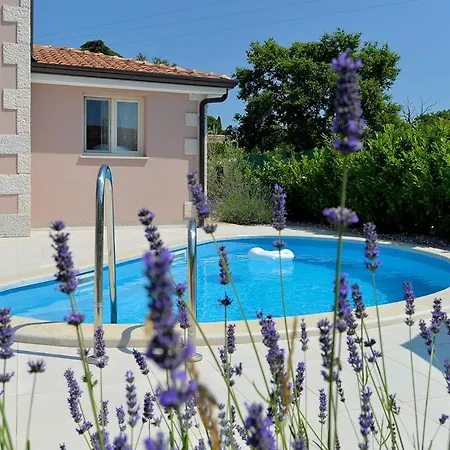 Vila Sleeps 8 With Pool And Air Con *