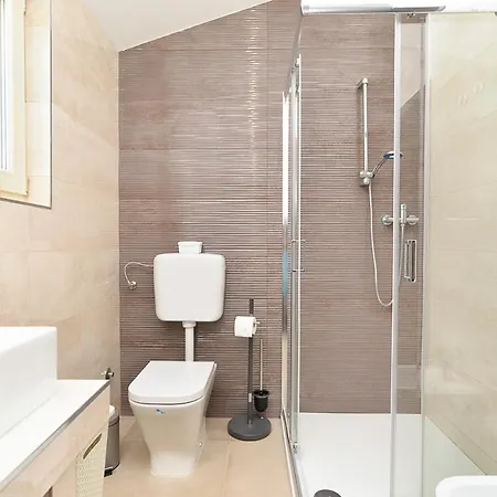 Vila Sleeps 8 With Pool And Air Con