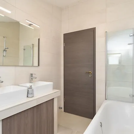 Sleeps 8 With Pool And Air Con *