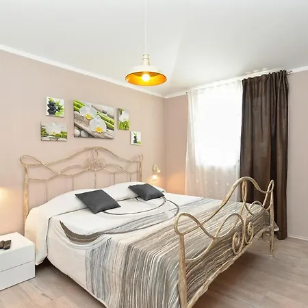 Vila Sleeps 8 With Pool And Air Con