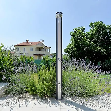 Sleeps 8 With Pool And Air Con *