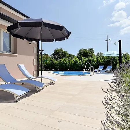 Vila Sleeps 8 With Pool And Air Con