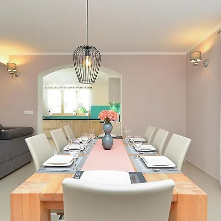 Sleeps 8 With Pool And Air Con Vila
