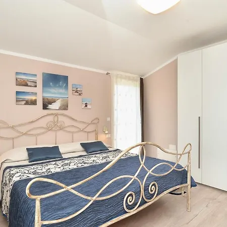 Sleeps 8 With Pool And Air Con *