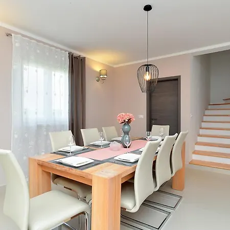 Sleeps 8 With Pool And Air Con Vila *