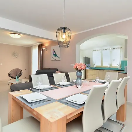 Sleeps 8 With Pool And Air Con Vila