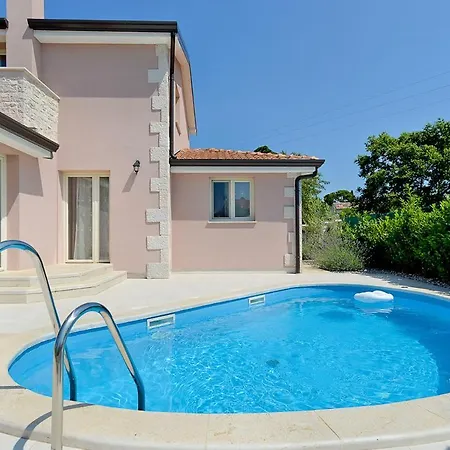 Vila Sleeps 8 With Pool And Air Con