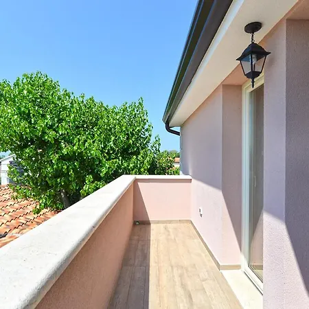 Sleeps 8 With Pool And Air Con *