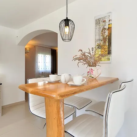 Vila Sleeps 8 With Pool And Air Con Vrznaveri
