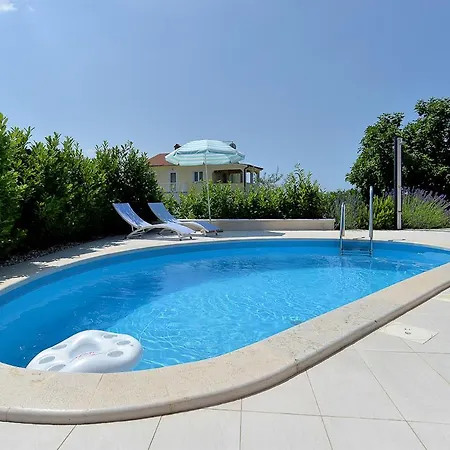 Vila Sleeps 8 With Pool And Air Con