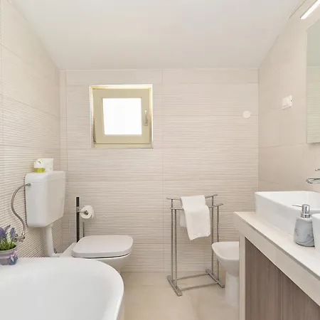 Sleeps 8 With Pool And Air Con Vila