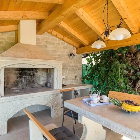 Vila Sleeps 8 With Pool And Air Con Vrznaveri