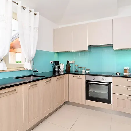 Sleeps 8 With Pool And Air Con