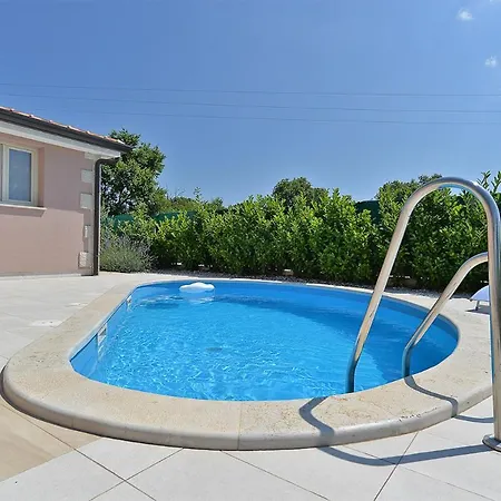 Vila Sleeps 8 With Pool And Air Con