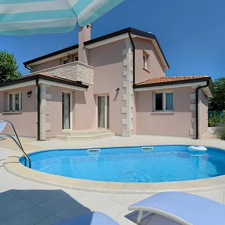 Sleeps 8 With Pool And Air Con *