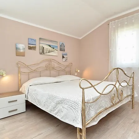 Vila Sleeps 8 With Pool And Air Con